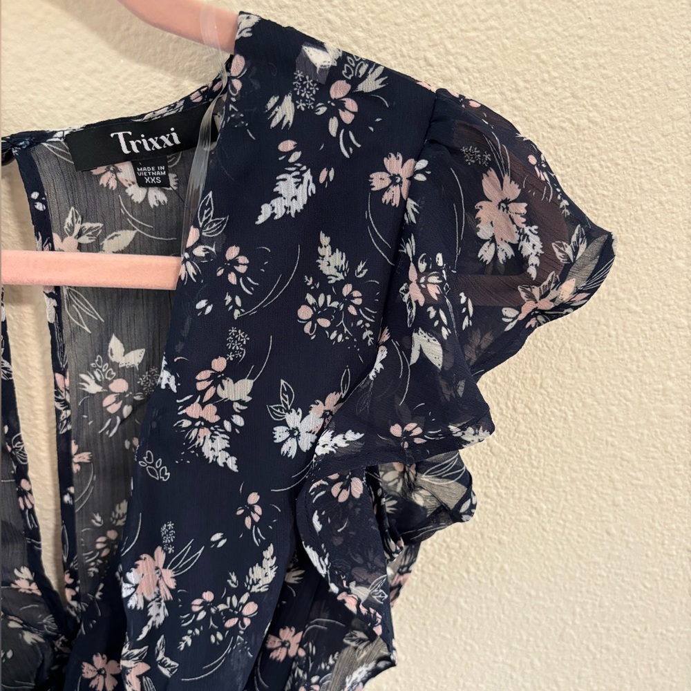 Francesca’s Tracy flutter sleeve navy floral romper - Picture 6 of 16